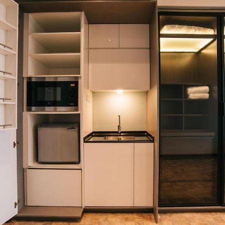 Expressionz Professional Suites By Mykey Kuala Lumpur Exterior foto A kitchenette in a hotel