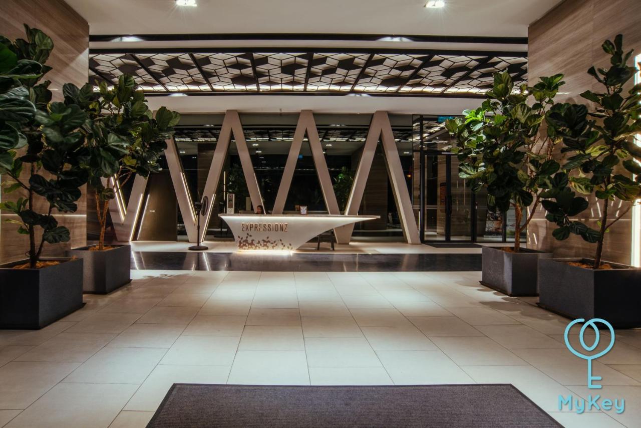 Expressionz Professional Suites By Mykey Kuala Lumpur Exterior foto Entrance of the museum